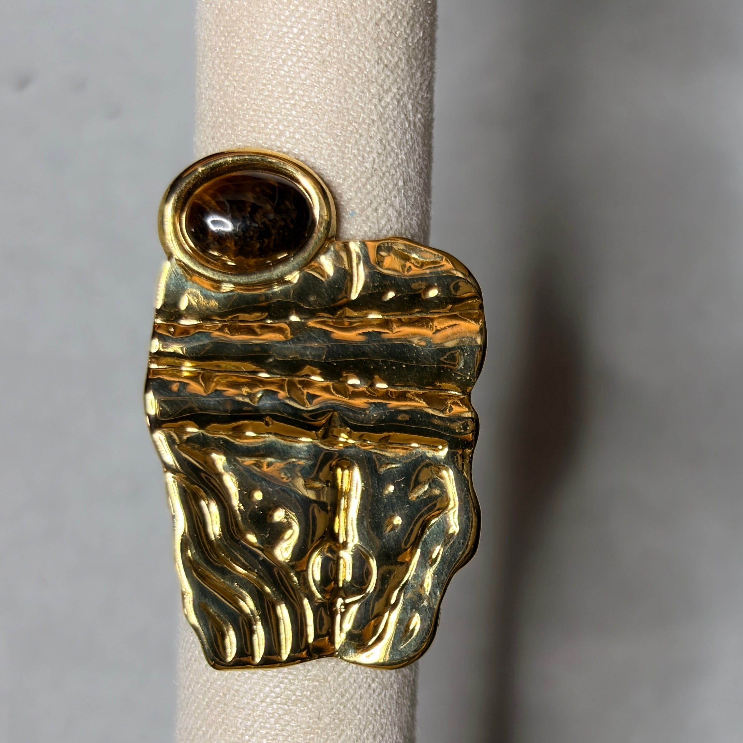 Anillo abstracto con piedra
