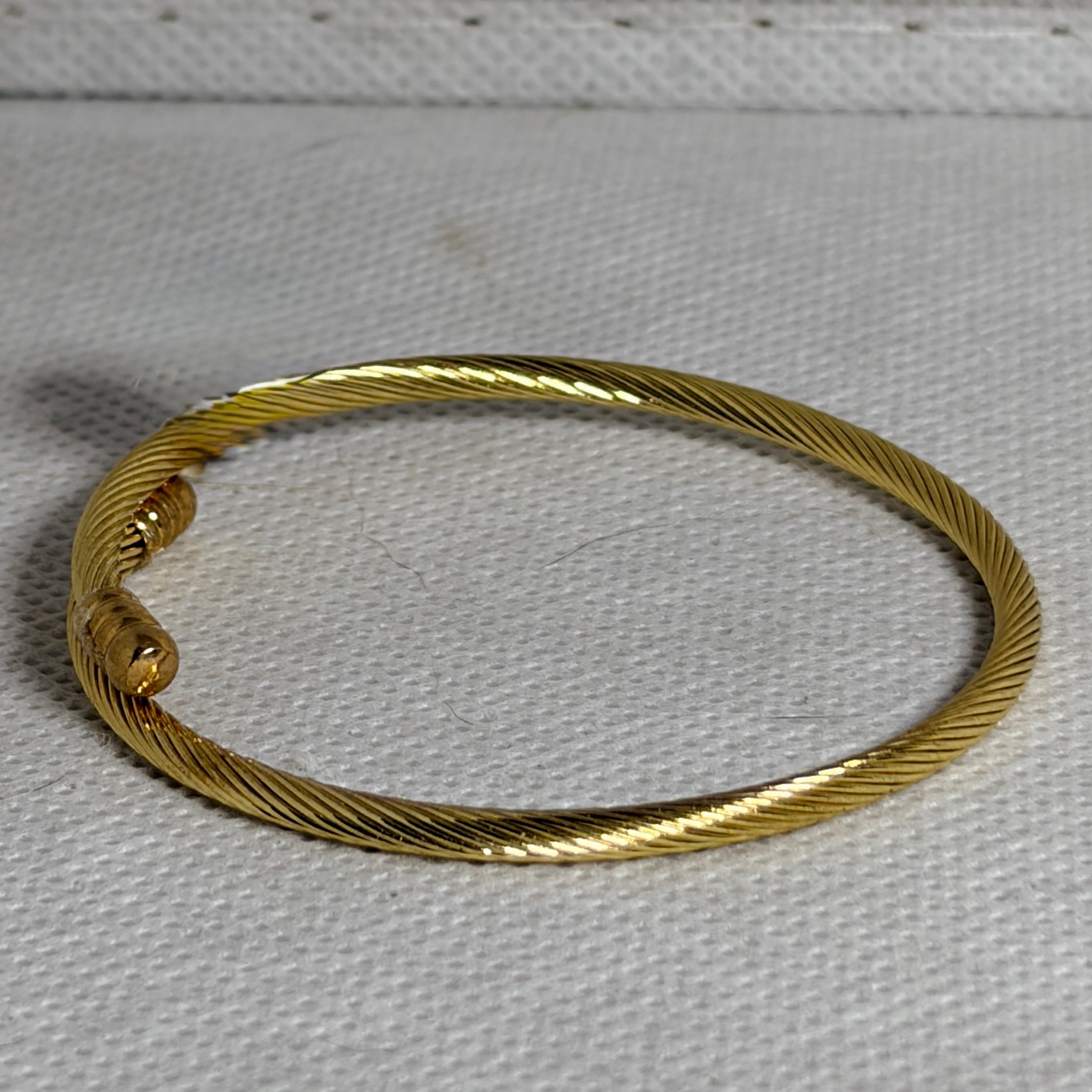 Pulsera rígida sencilla