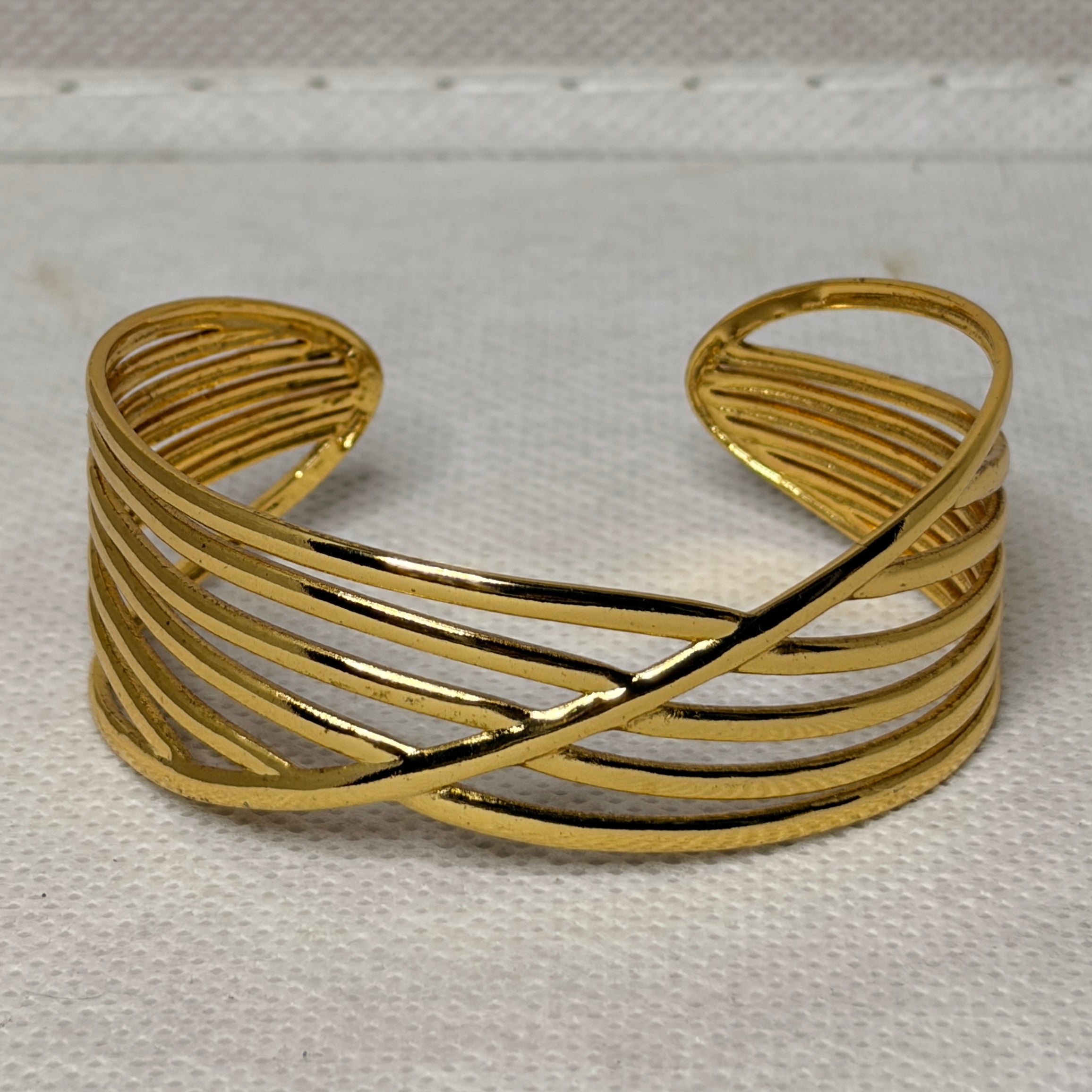 Pulsera rígida calada