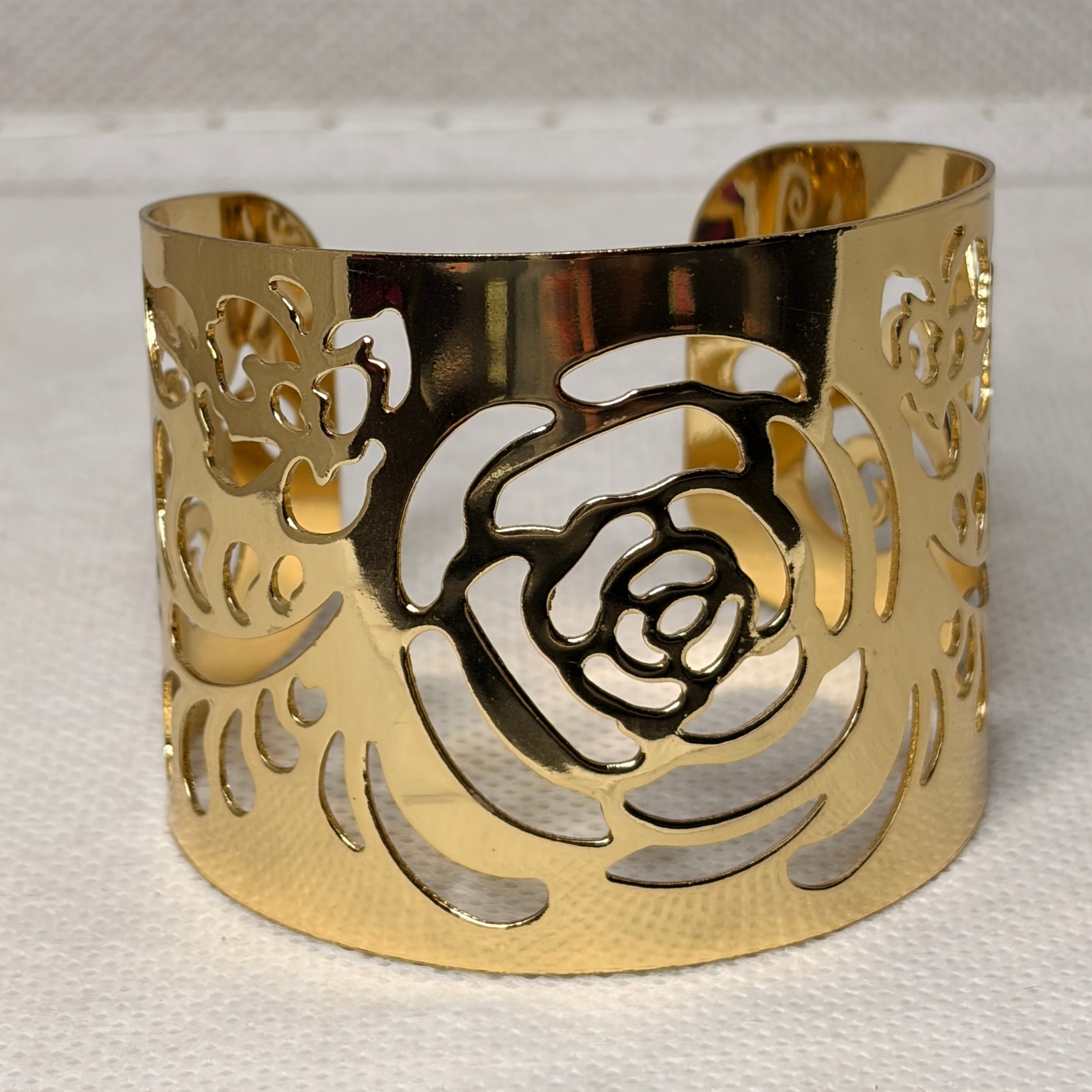 Pulsera rígida calada