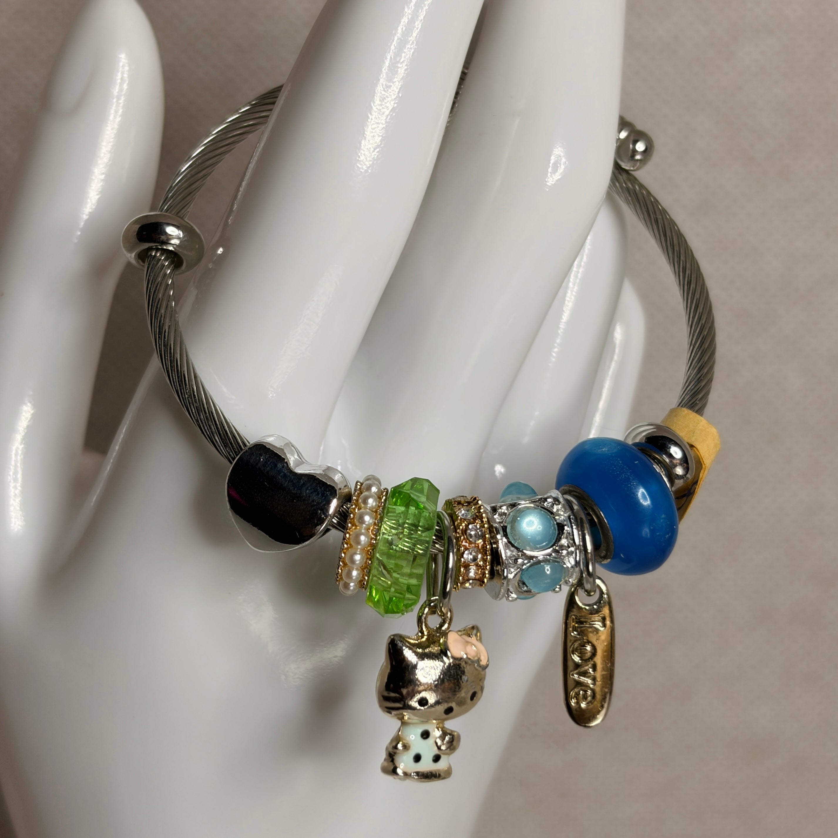 Pulsera rígida con charms colgantes