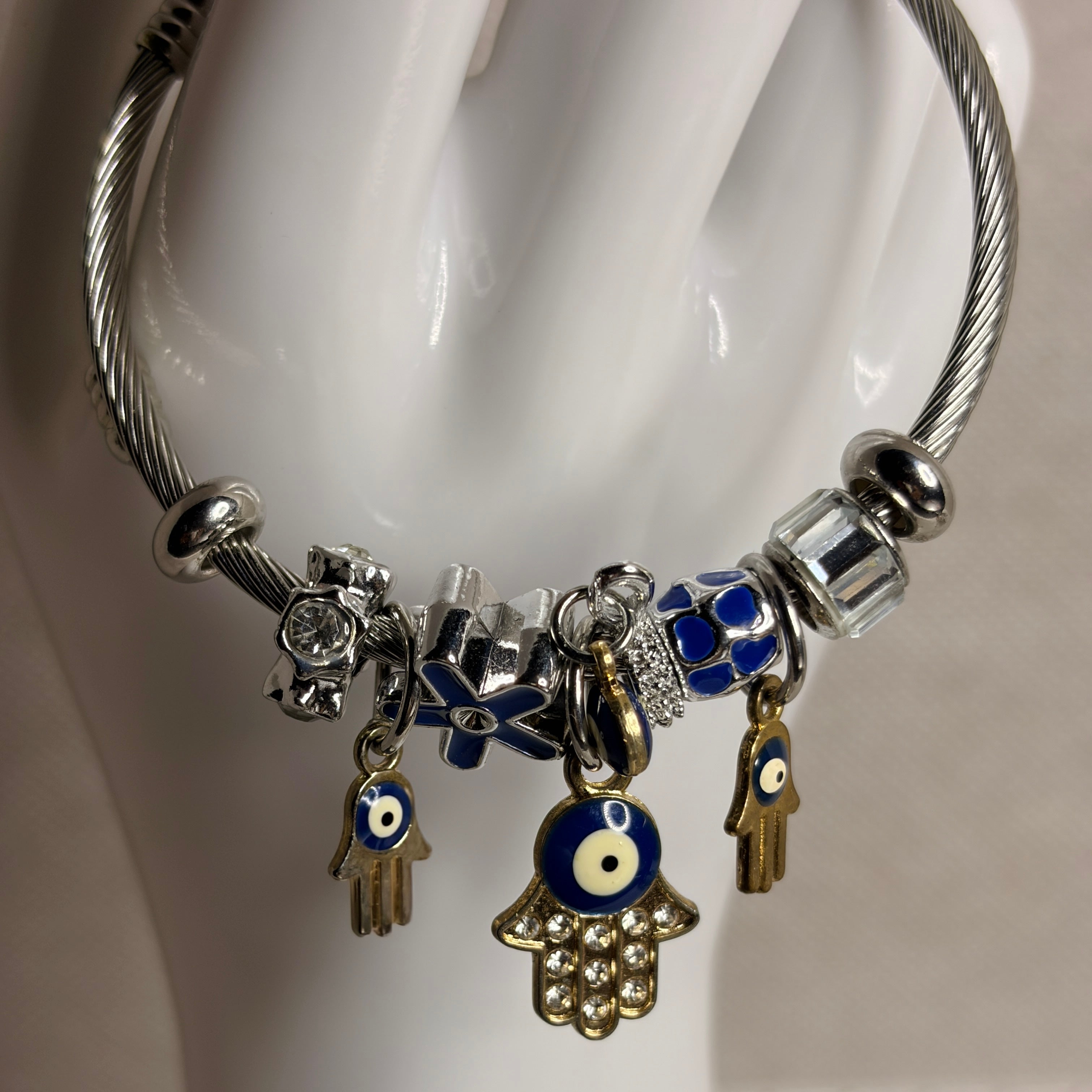 Pulsera rígida con charms colgantes