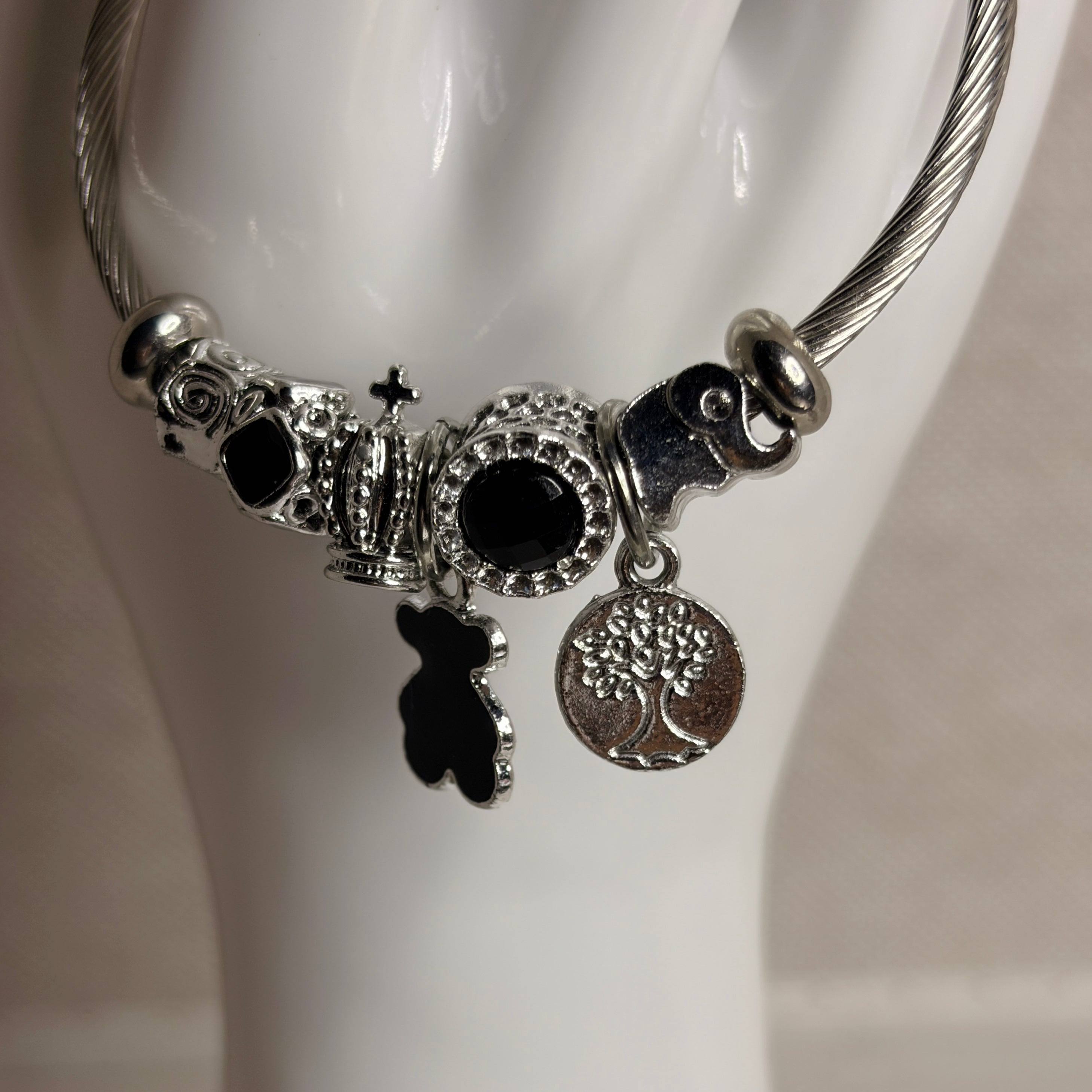 Pulsera rígida con charms colgantes