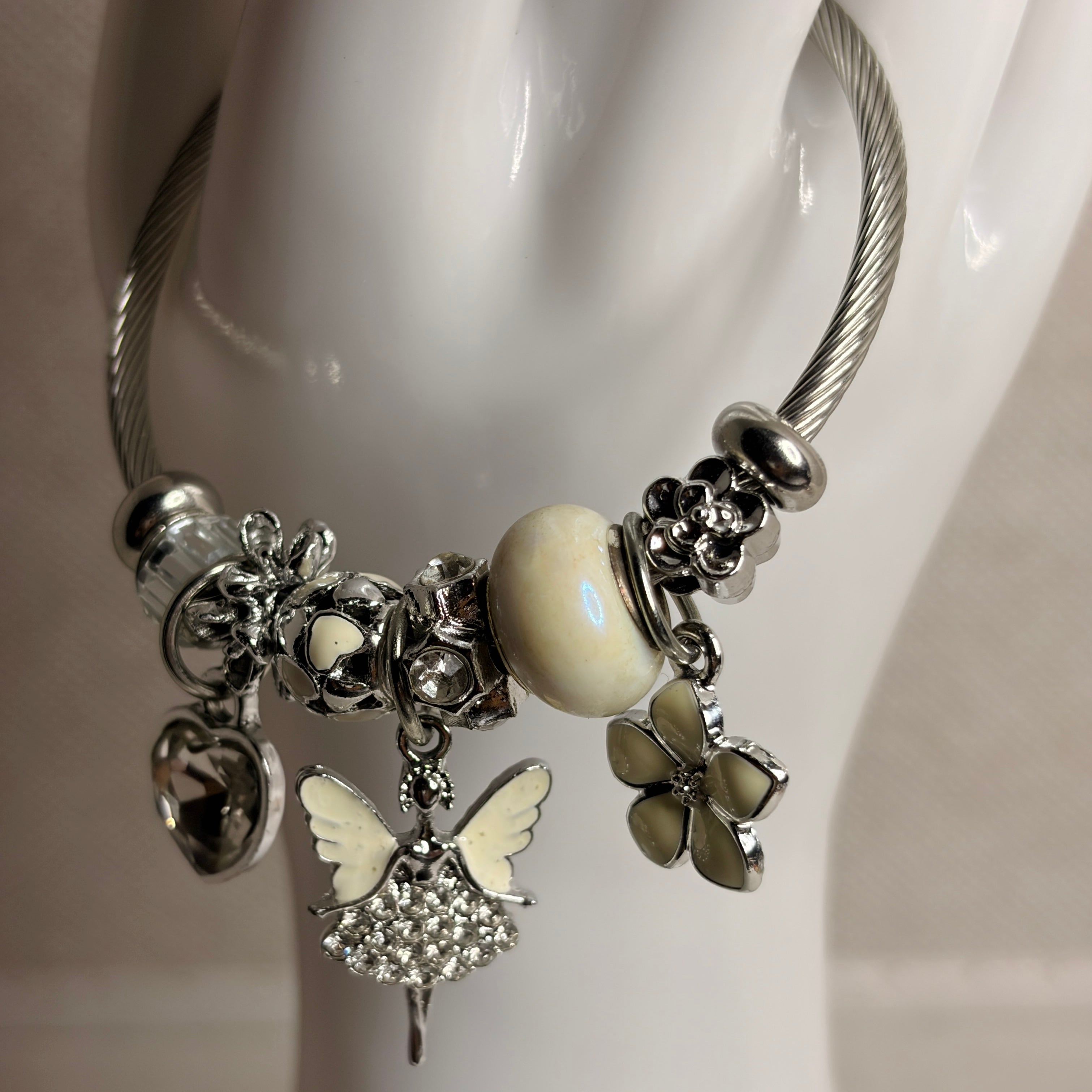 Pulsera rígida con charms colgantes