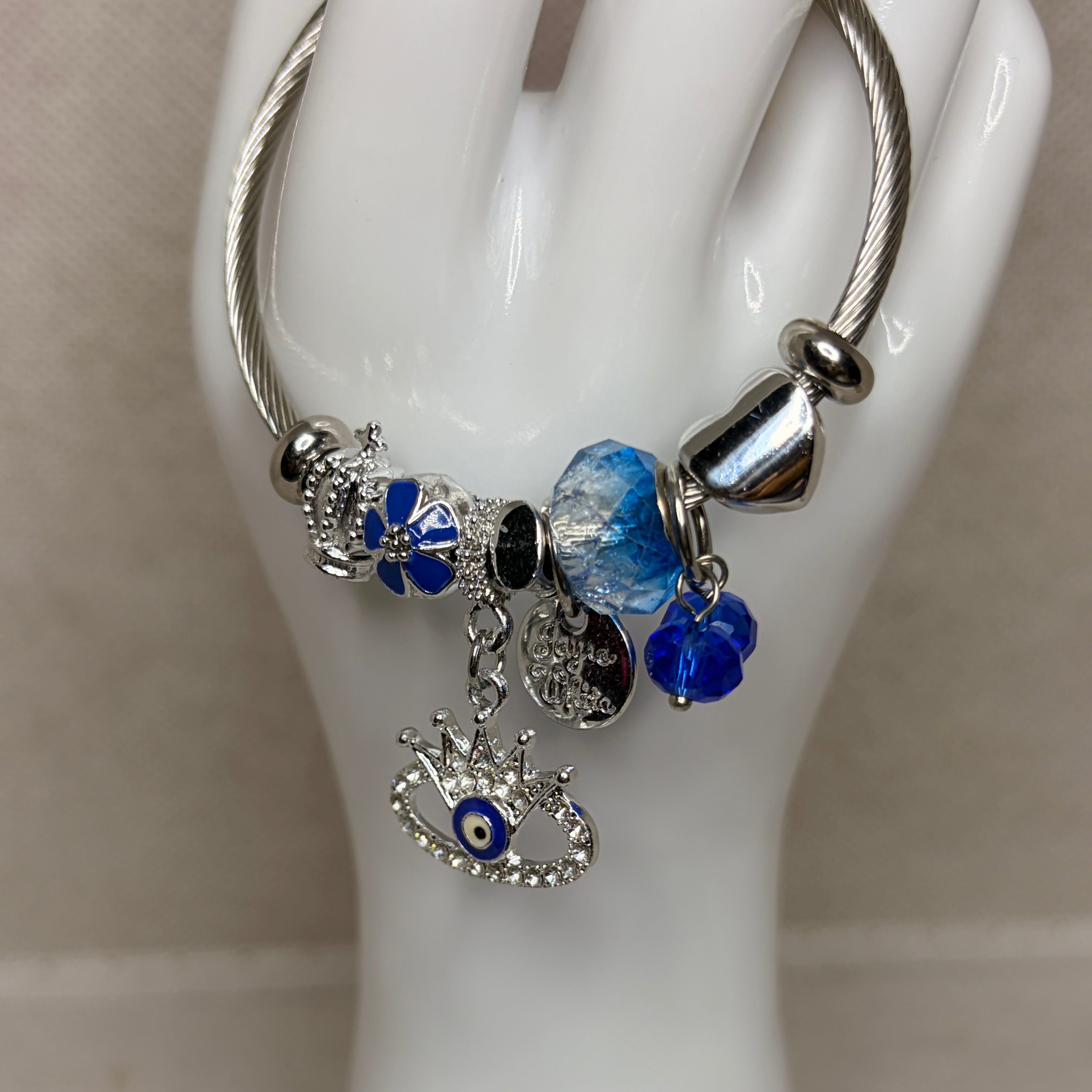 Pulsera rígida con charms colgantes