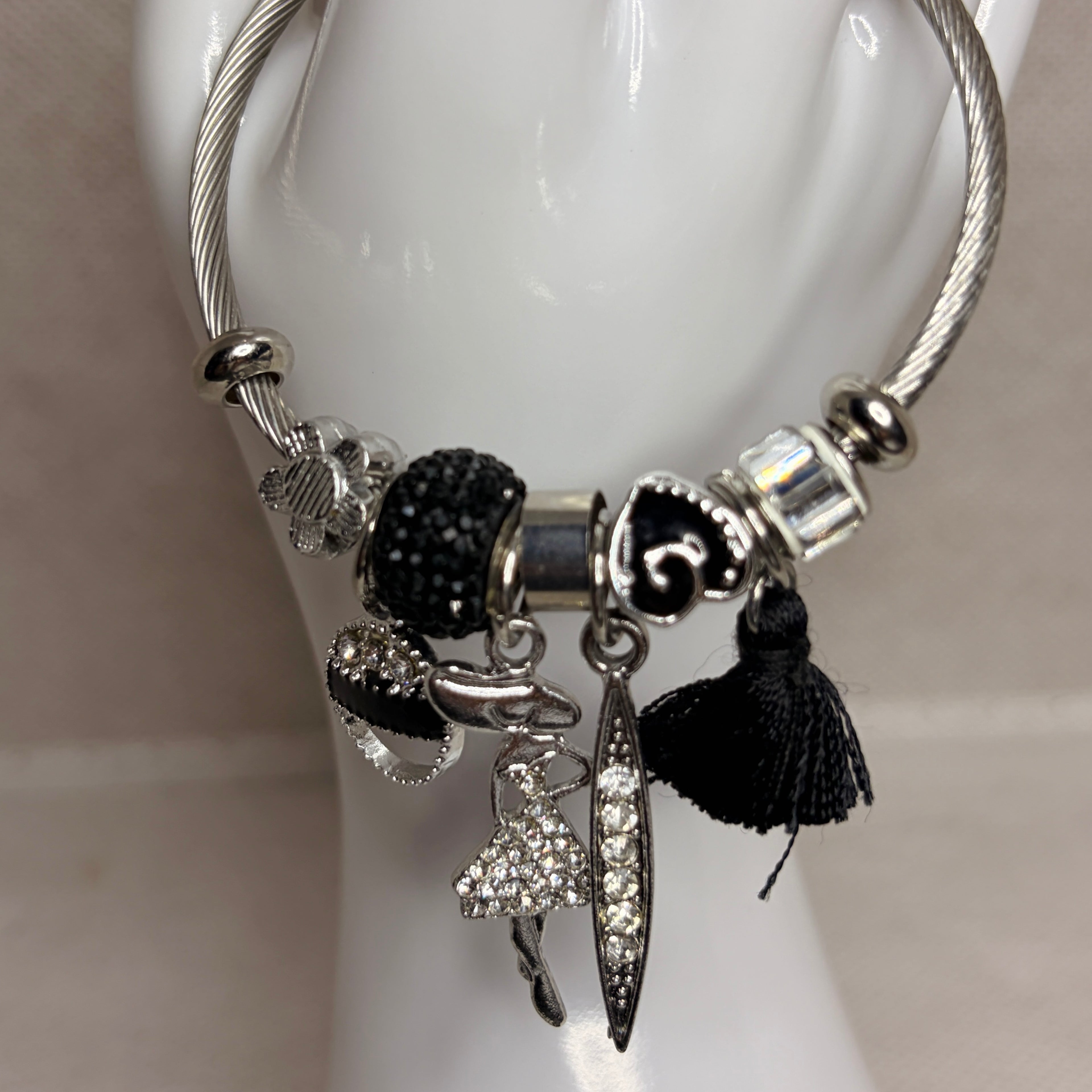 Pulsera rígida con charms colgantes