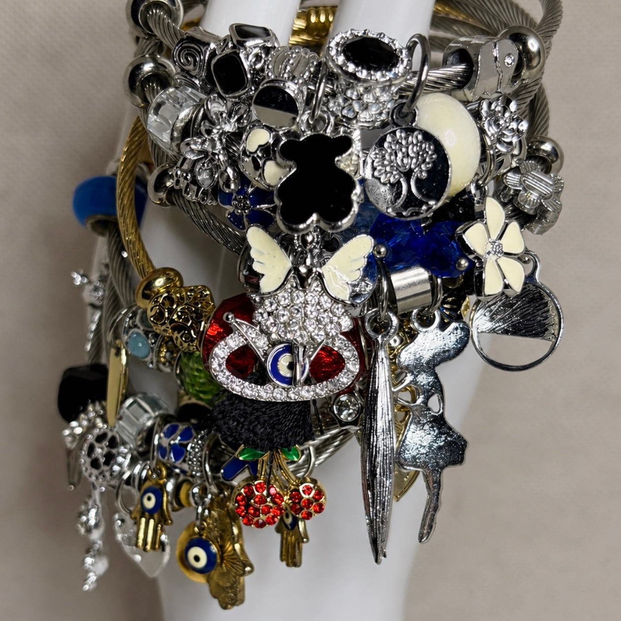 Pulsera rígida con charms colgantes
