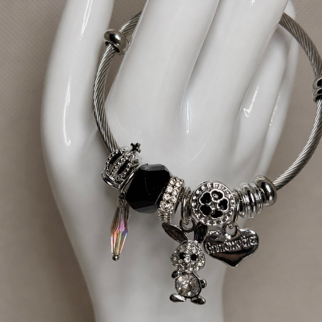 Pulsera rígida con charms colgantes