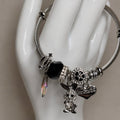 Pulsera rígida con charms colgantes