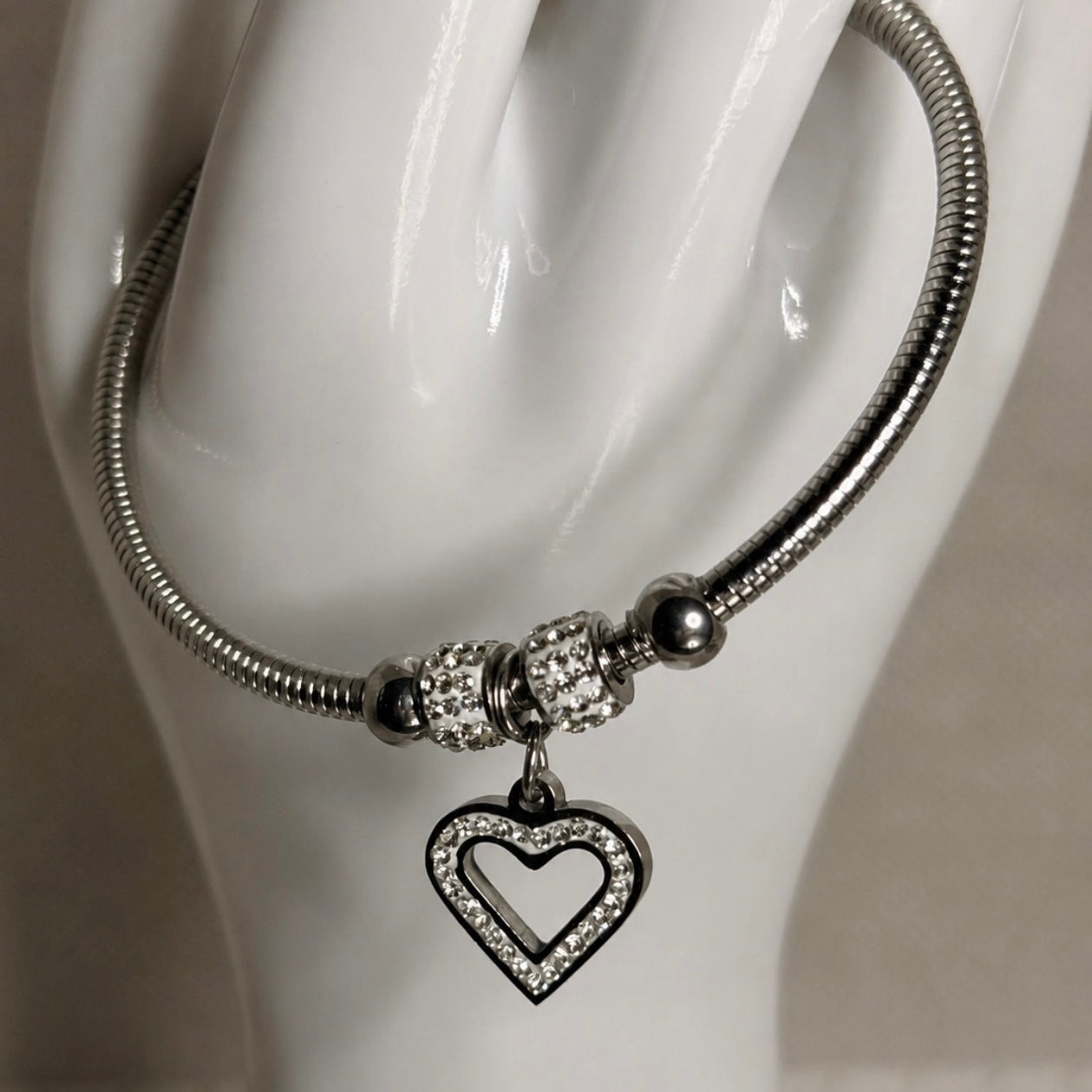 Pulsera rígida con charms colgantes