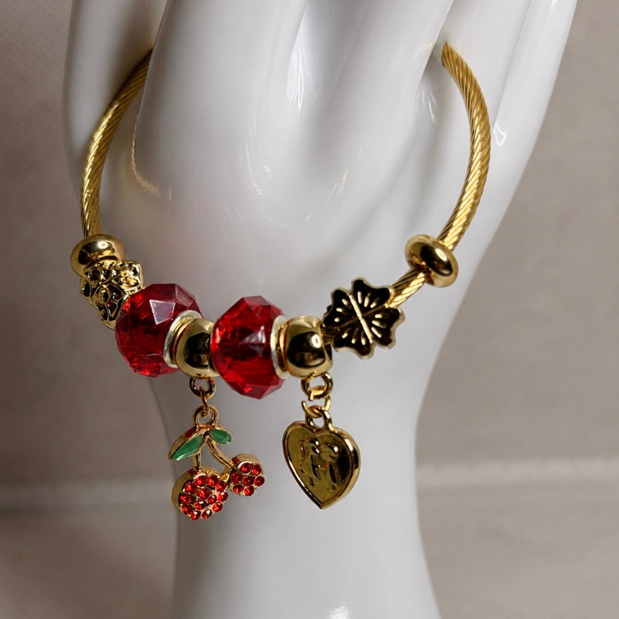 Pulsera rígida con charms colgantes