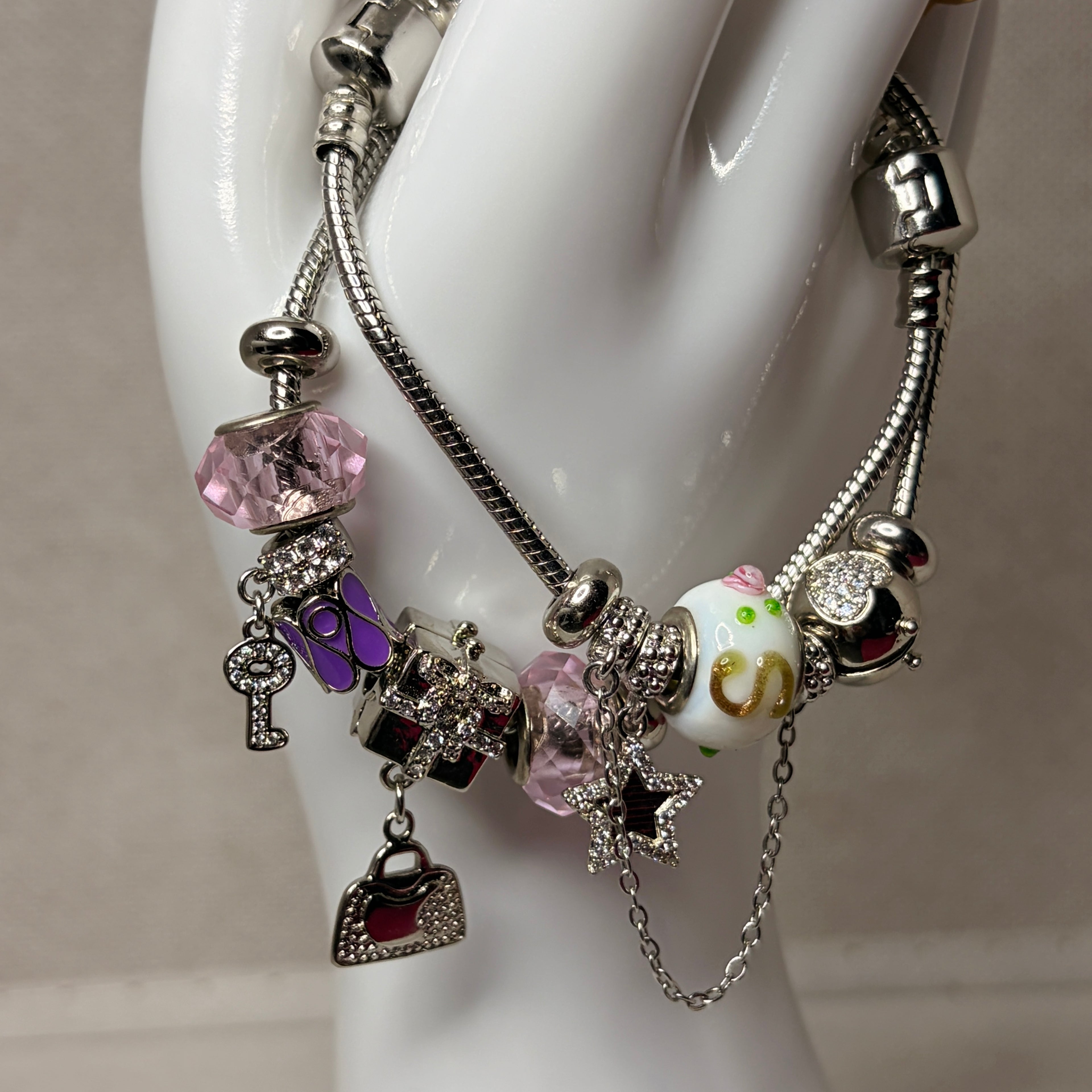 Pulsera con dijes colgantes