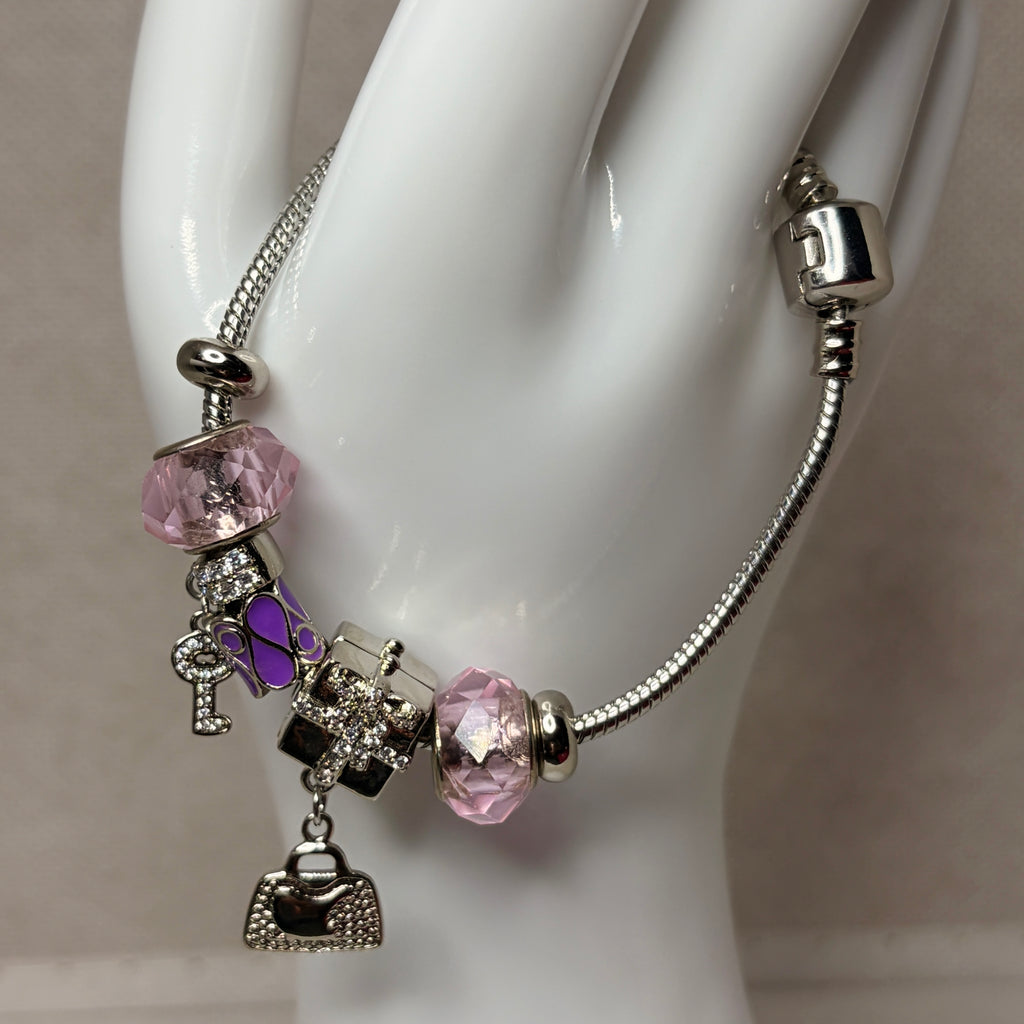 Pulsera con dijes colgantes