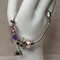 Pulsera con dijes colgantes