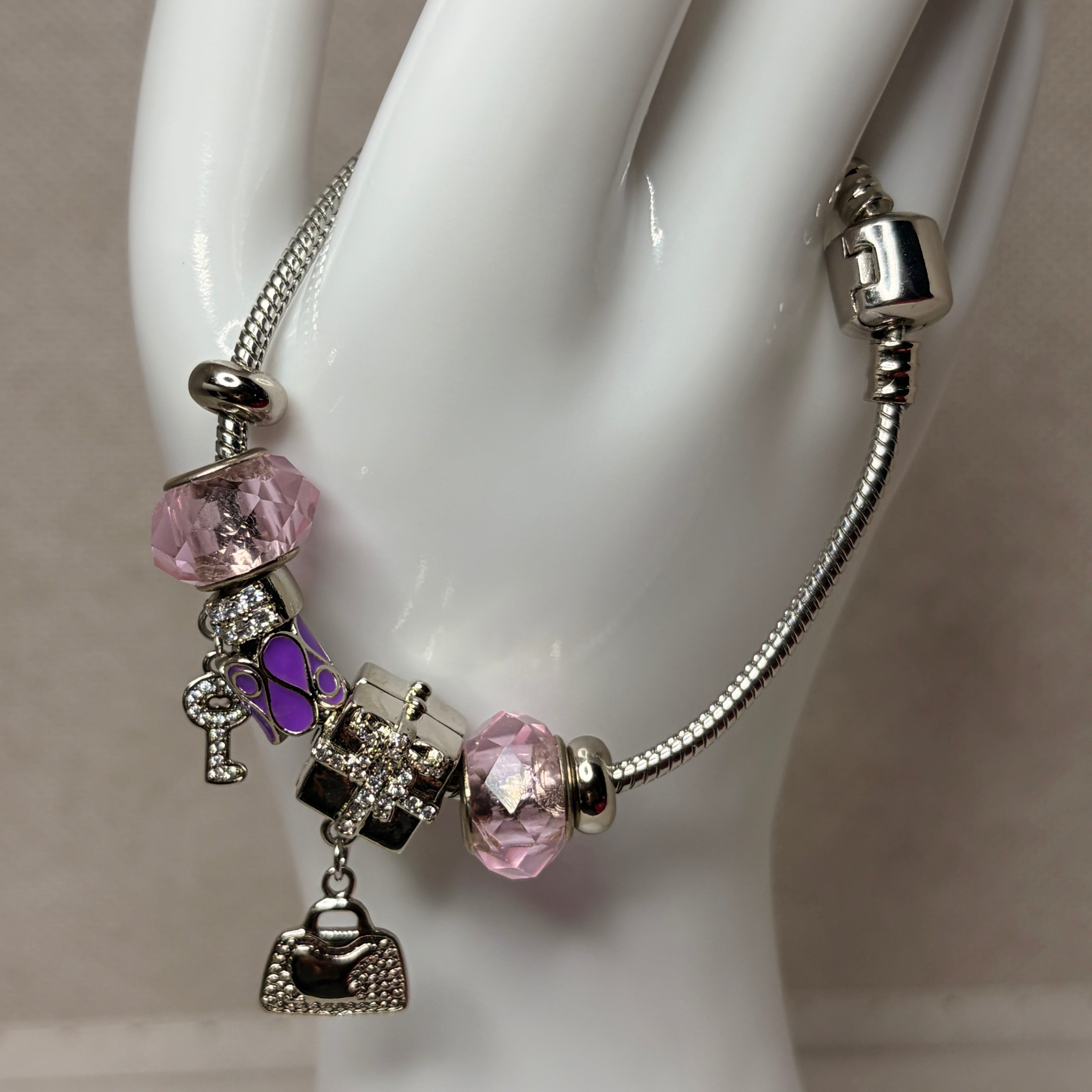 Pulsera con dijes colgantes