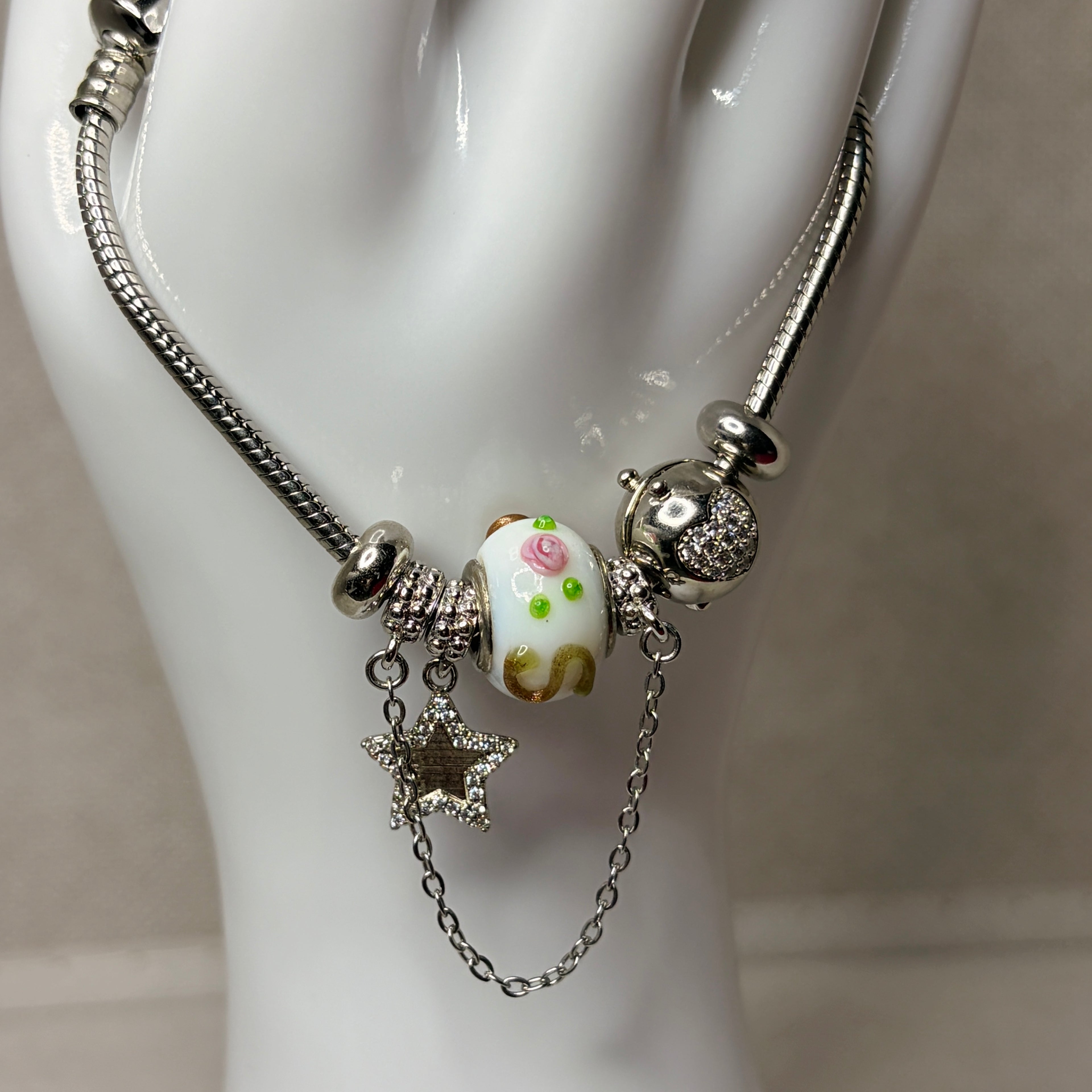 Pulsera con dijes colgantes