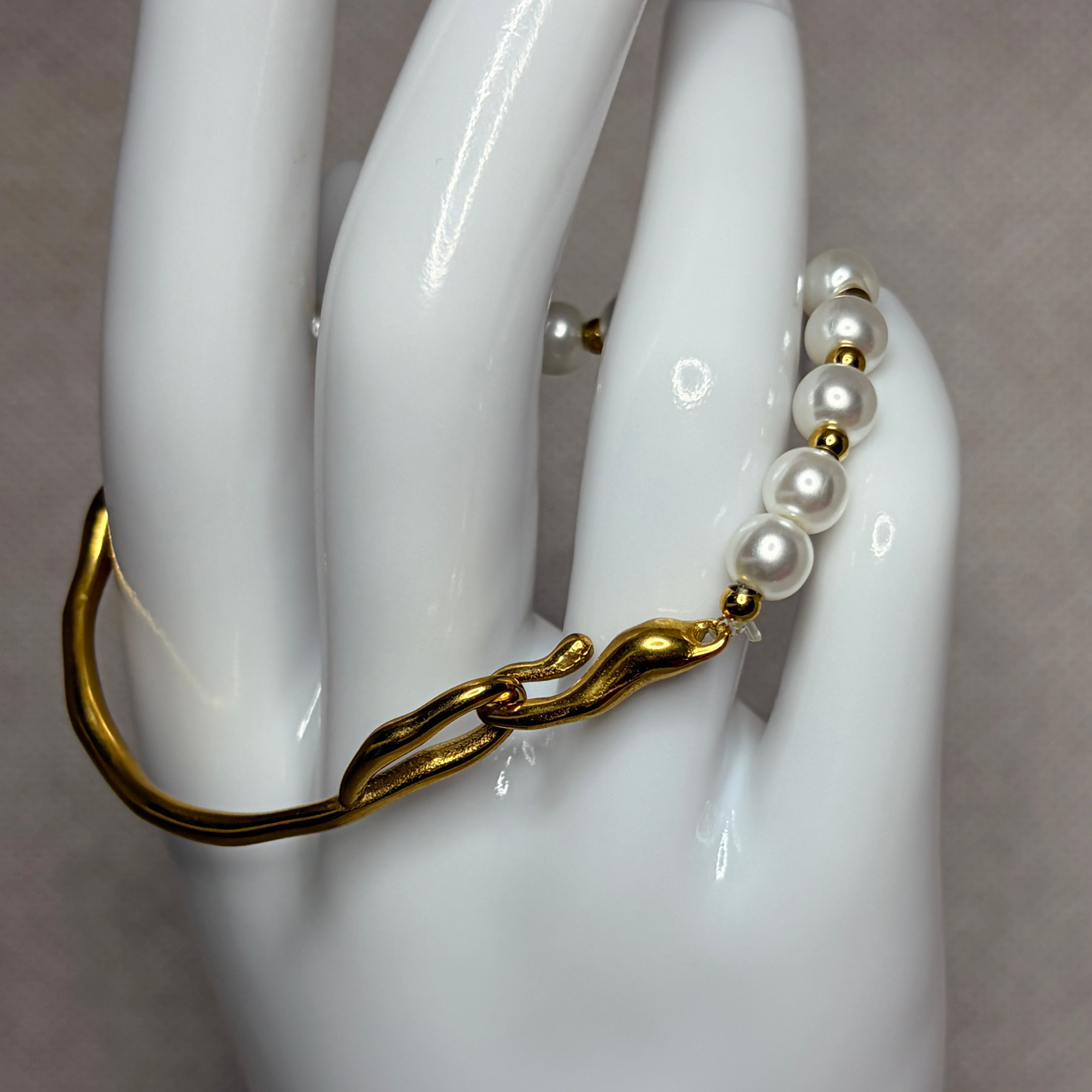 Pulsera abstracta con perlas